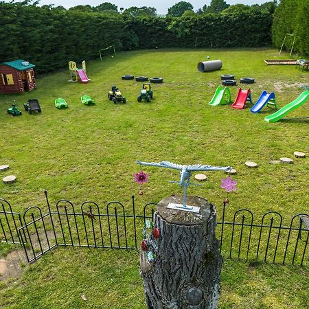 Upside Down House - Sleeps Up To 6 Guests - Great For Family And Friends Gatherings,Corporate Events ,Near Sherwood Forest At Fairview Farm In Nottingham Set In 88 Acres Eksteriør bilde