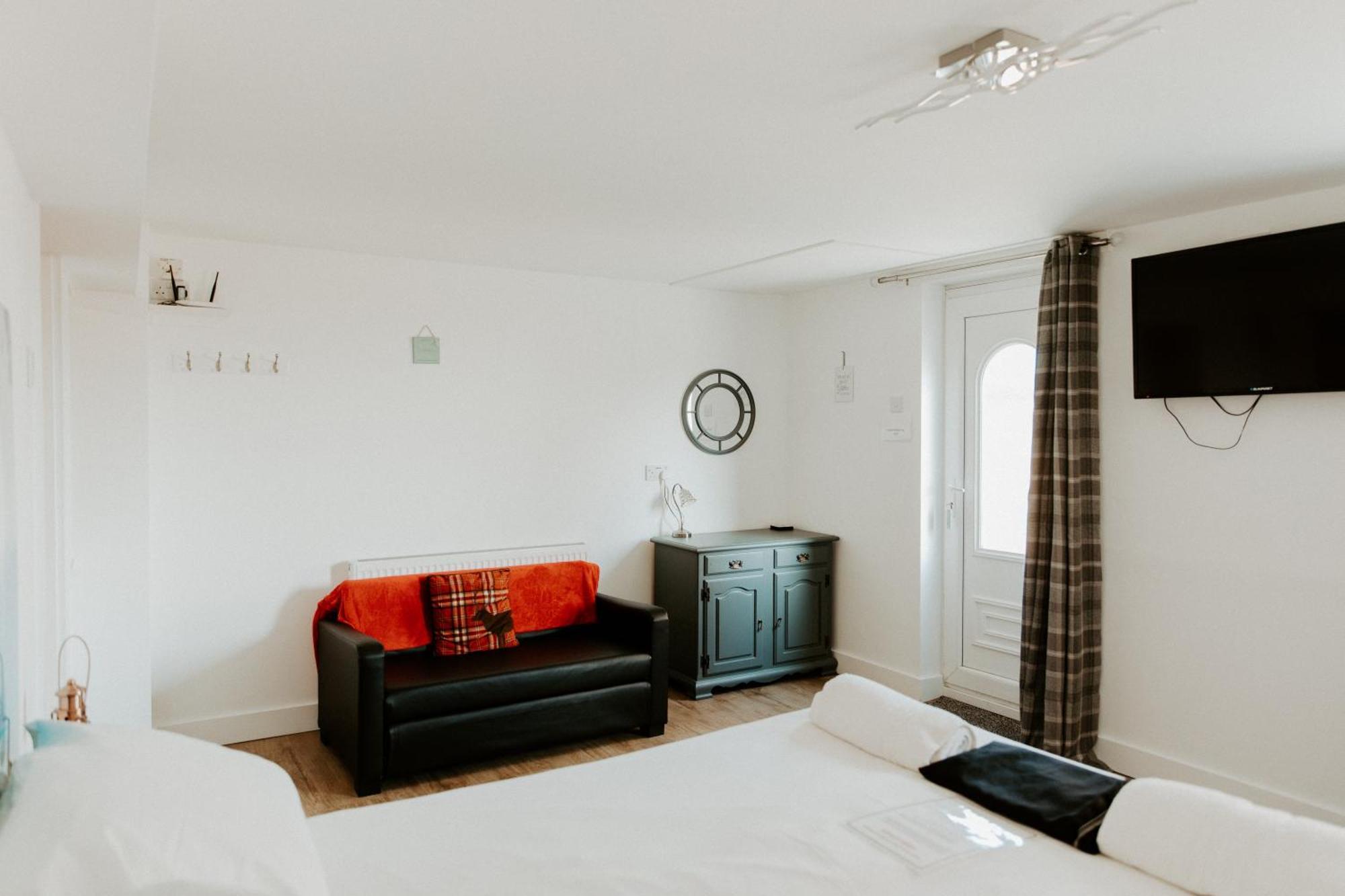 Upside Down House - Sleeps Up To 6 Guests - Great For Family And Friends Gatherings,Corporate Events ,Near Sherwood Forest At Fairview Farm In Nottingham Set In 88 Acres Eksteriør bilde