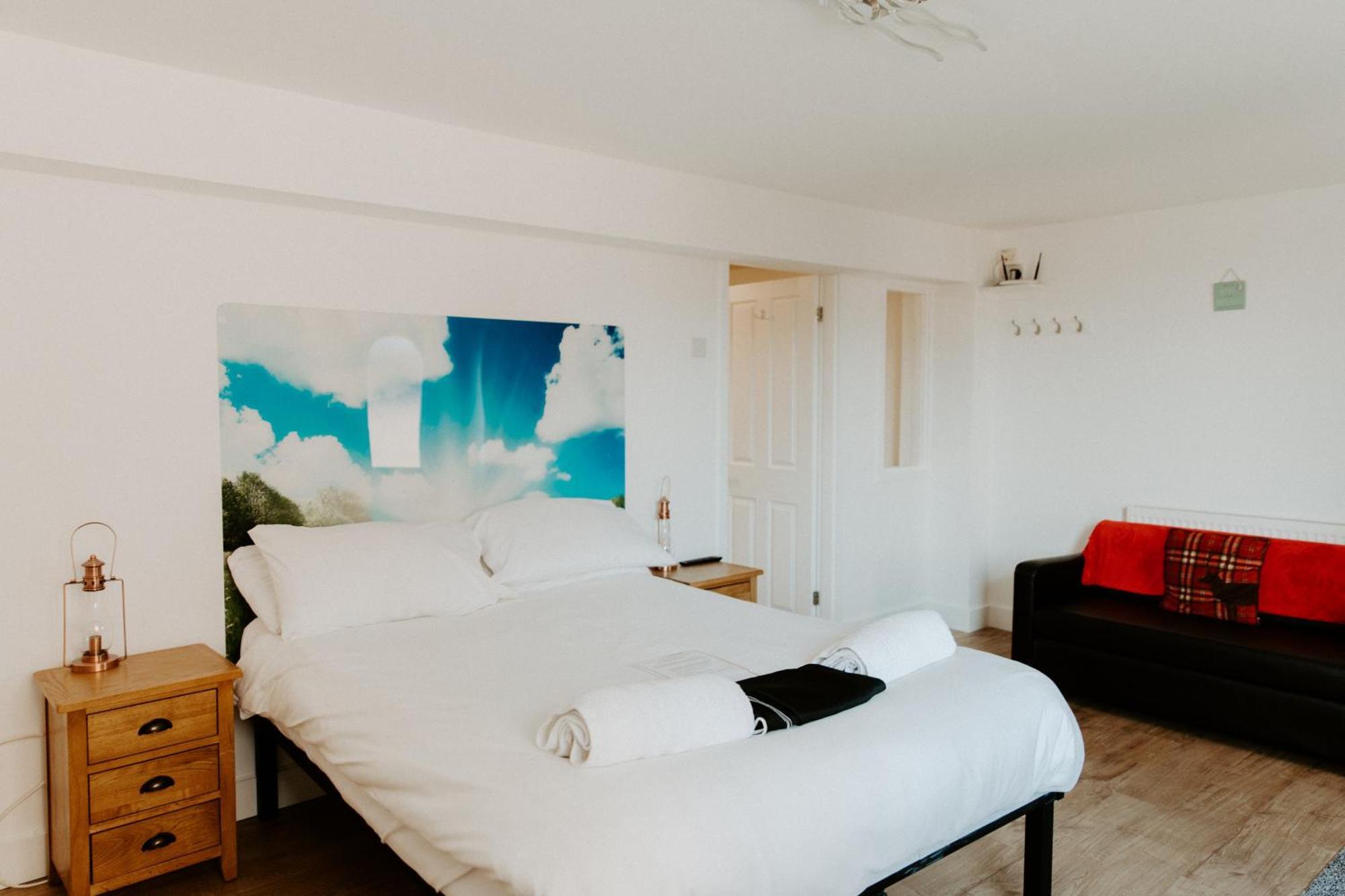 Upside Down House - Sleeps Up To 6 Guests - Great For Family And Friends Gatherings,Corporate Events ,Near Sherwood Forest At Fairview Farm In Nottingham Set In 88 Acres Eksteriør bilde