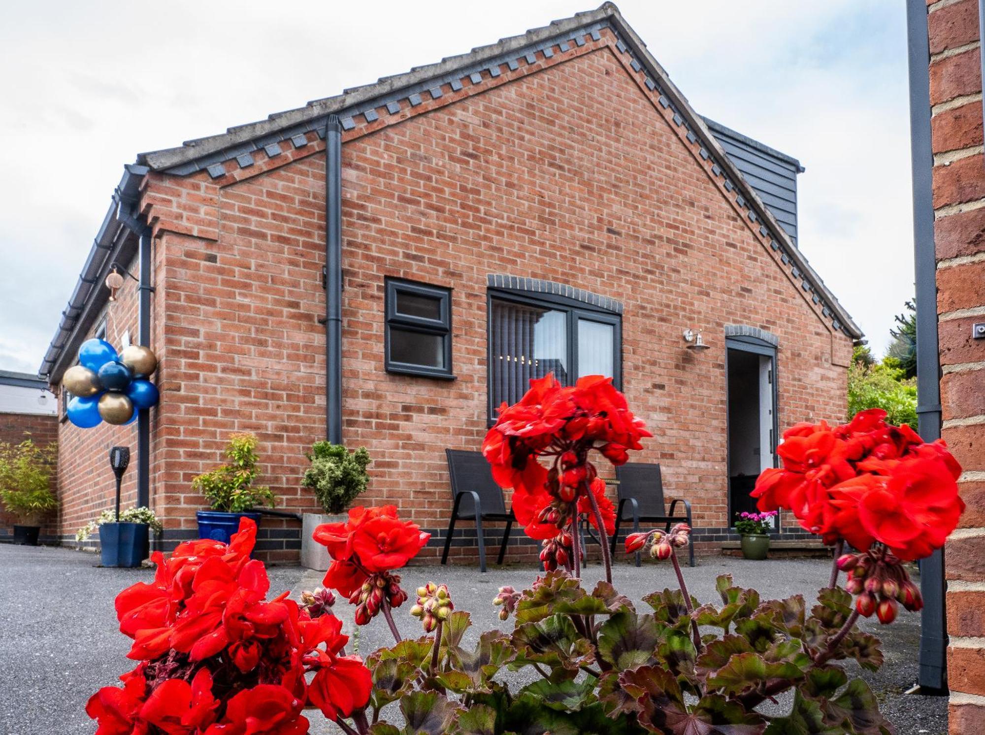 Upside Down House - Sleeps Up To 6 Guests - Great For Family And Friends Gatherings,Corporate Events ,Near Sherwood Forest At Fairview Farm In Nottingham Set In 88 Acres Eksteriør bilde
