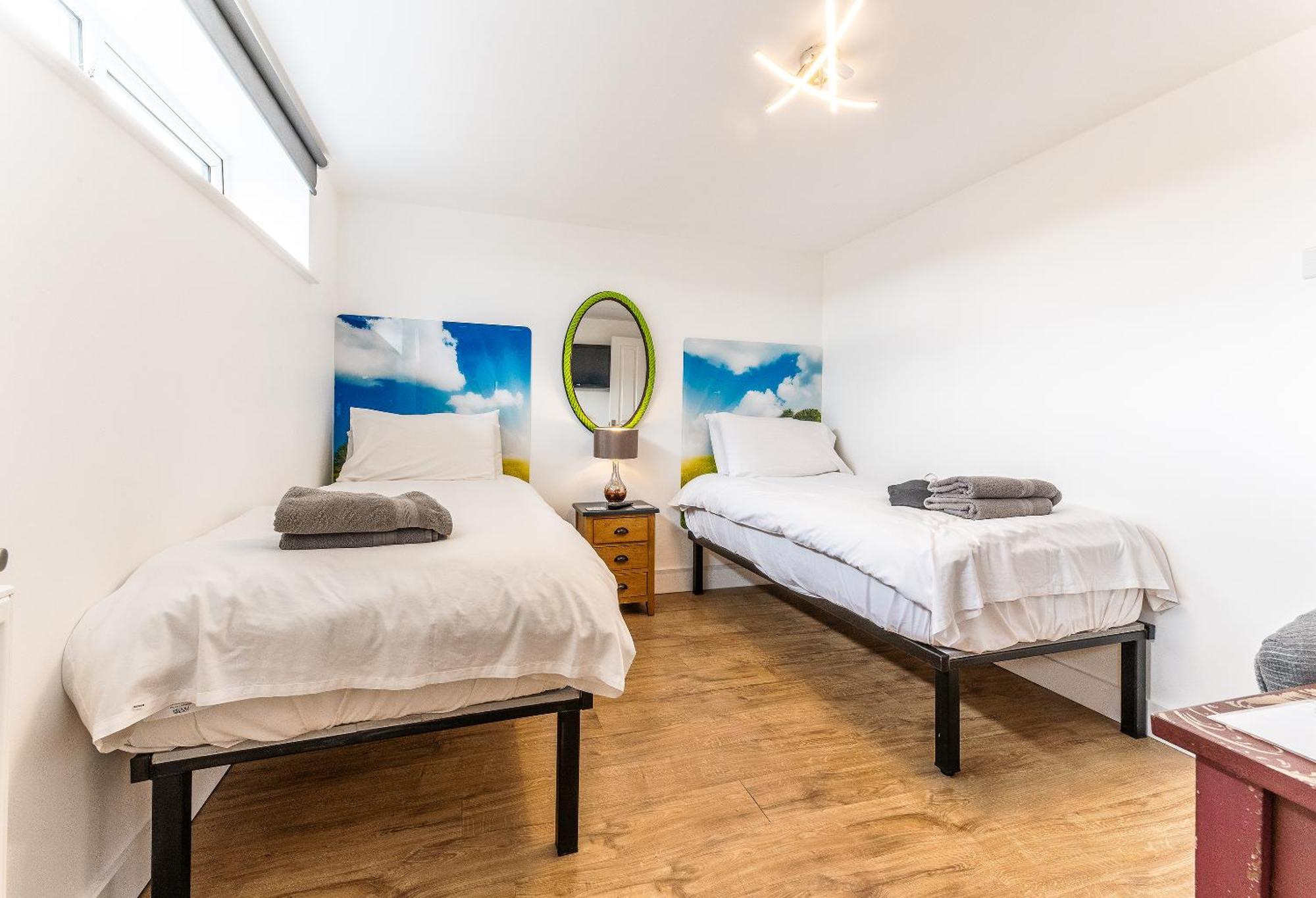 Upside Down House - Sleeps Up To 6 Guests - Great For Family And Friends Gatherings,Corporate Events ,Near Sherwood Forest At Fairview Farm In Nottingham Set In 88 Acres Eksteriør bilde