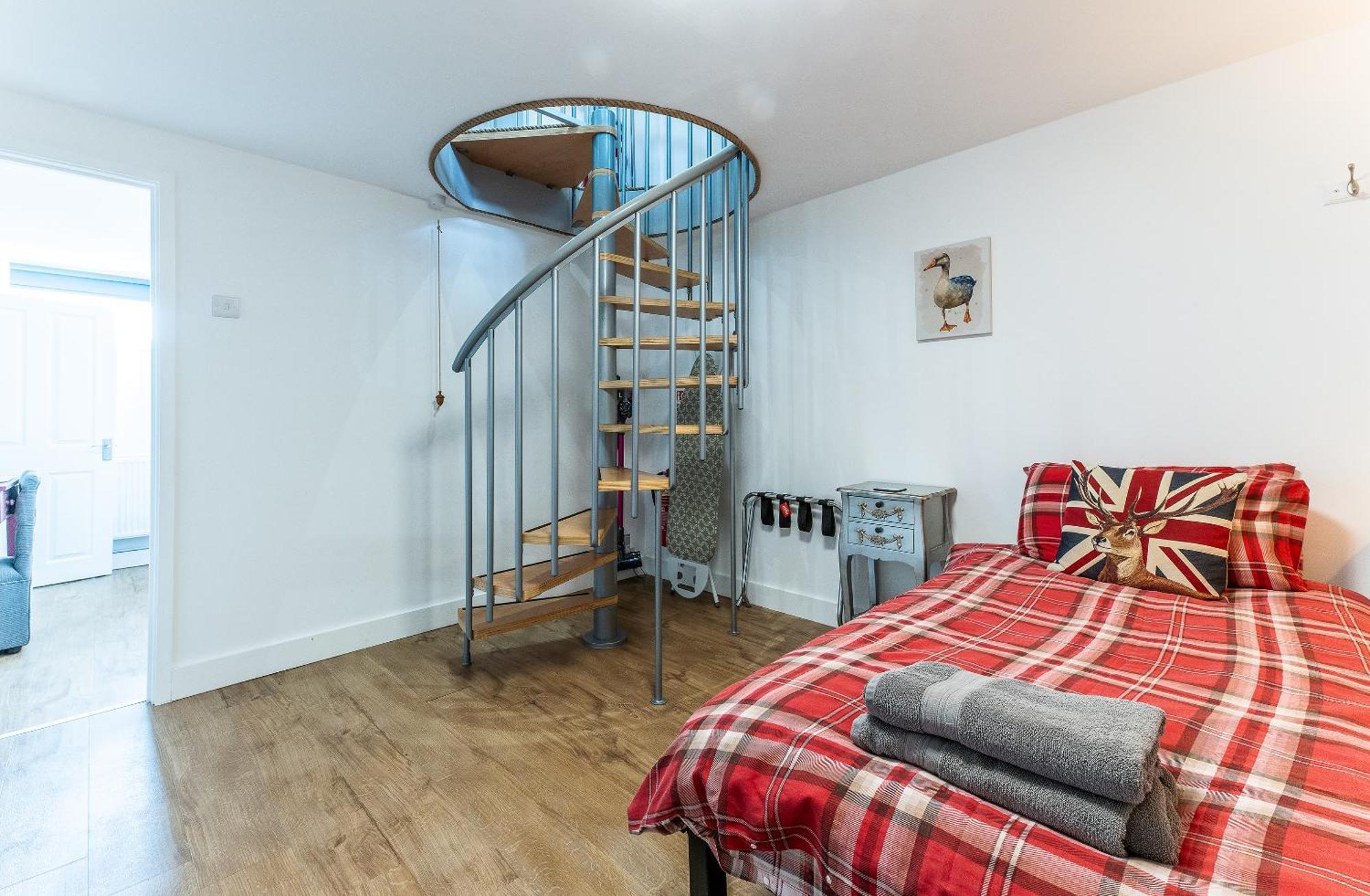 Upside Down House - Sleeps Up To 6 Guests - Great For Family And Friends Gatherings,Corporate Events ,Near Sherwood Forest At Fairview Farm In Nottingham Set In 88 Acres Eksteriør bilde