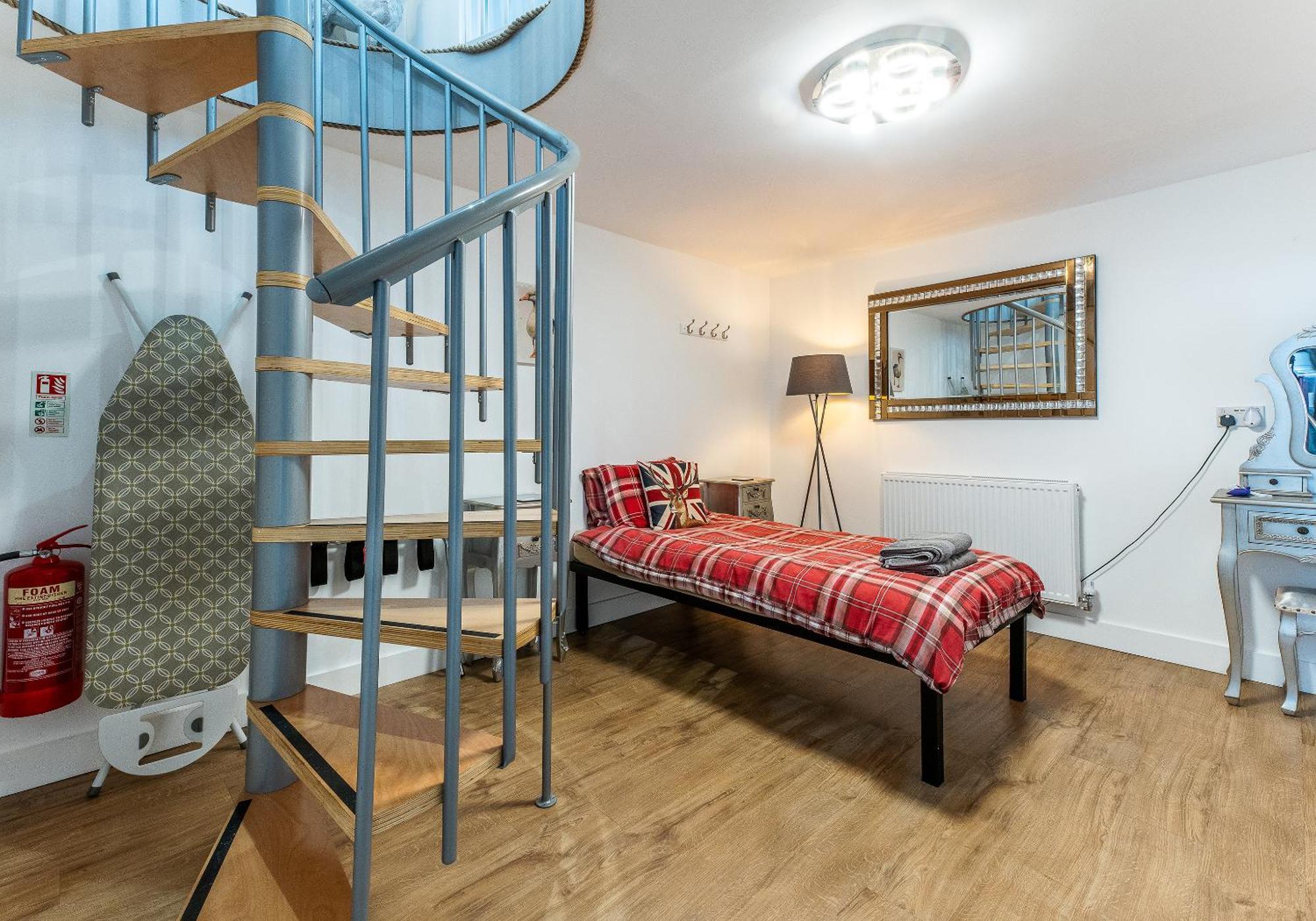 Upside Down House - Sleeps Up To 6 Guests - Great For Family And Friends Gatherings,Corporate Events ,Near Sherwood Forest At Fairview Farm In Nottingham Set In 88 Acres Eksteriør bilde