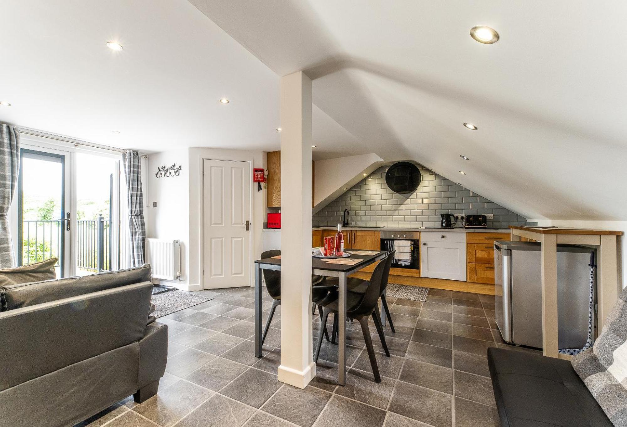 Upside Down House - Sleeps Up To 6 Guests - Great For Family And Friends Gatherings,Corporate Events ,Near Sherwood Forest At Fairview Farm In Nottingham Set In 88 Acres Eksteriør bilde