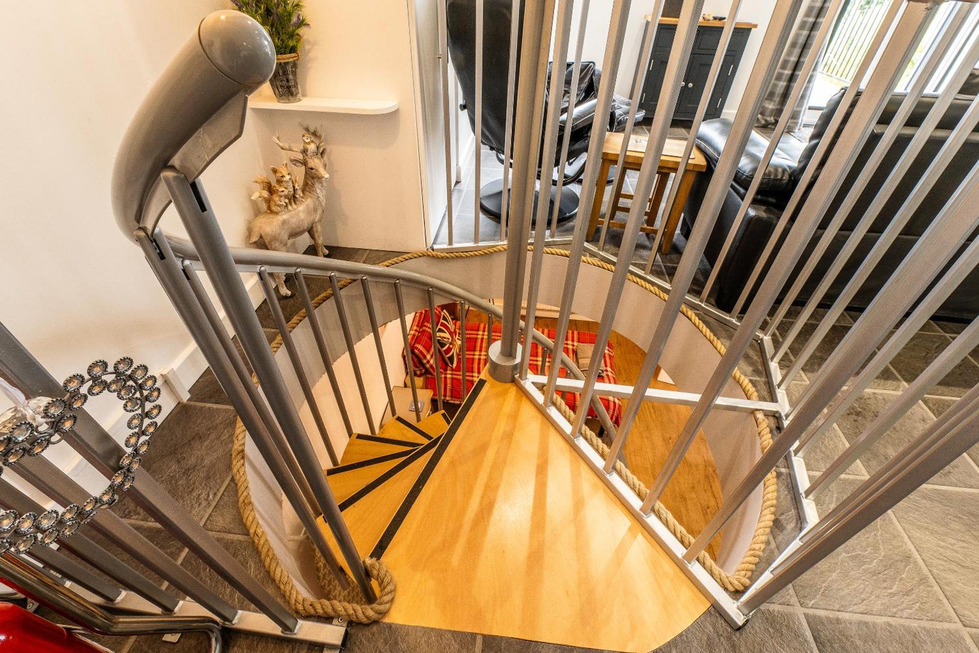 Upside Down House - Sleeps Up To 6 Guests - Great For Family And Friends Gatherings,Corporate Events ,Near Sherwood Forest At Fairview Farm In Nottingham Set In 88 Acres Eksteriør bilde
