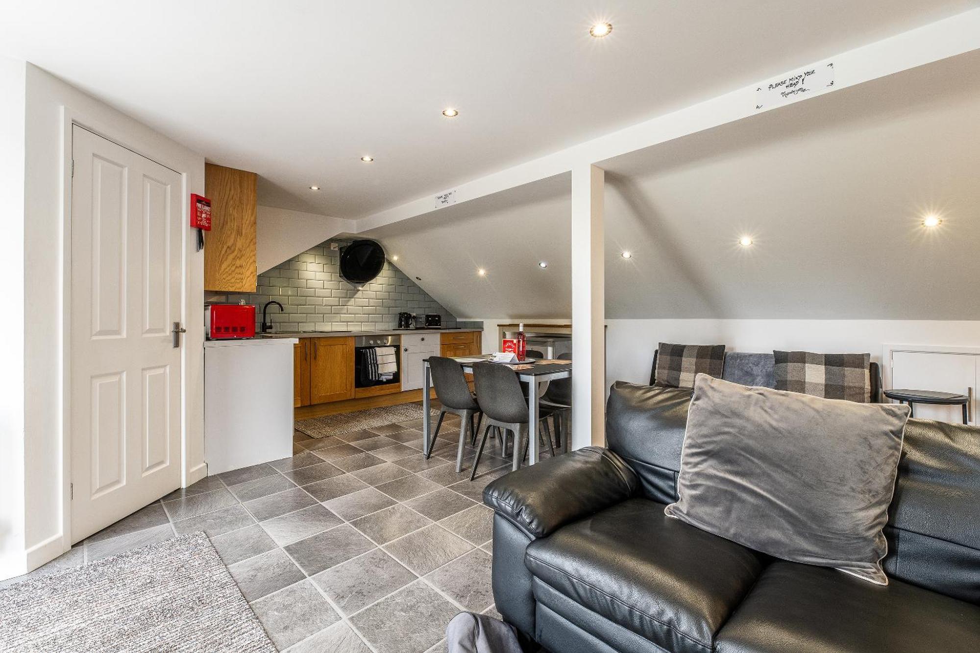 Upside Down House - Sleeps Up To 6 Guests - Great For Family And Friends Gatherings,Corporate Events ,Near Sherwood Forest At Fairview Farm In Nottingham Set In 88 Acres Eksteriør bilde