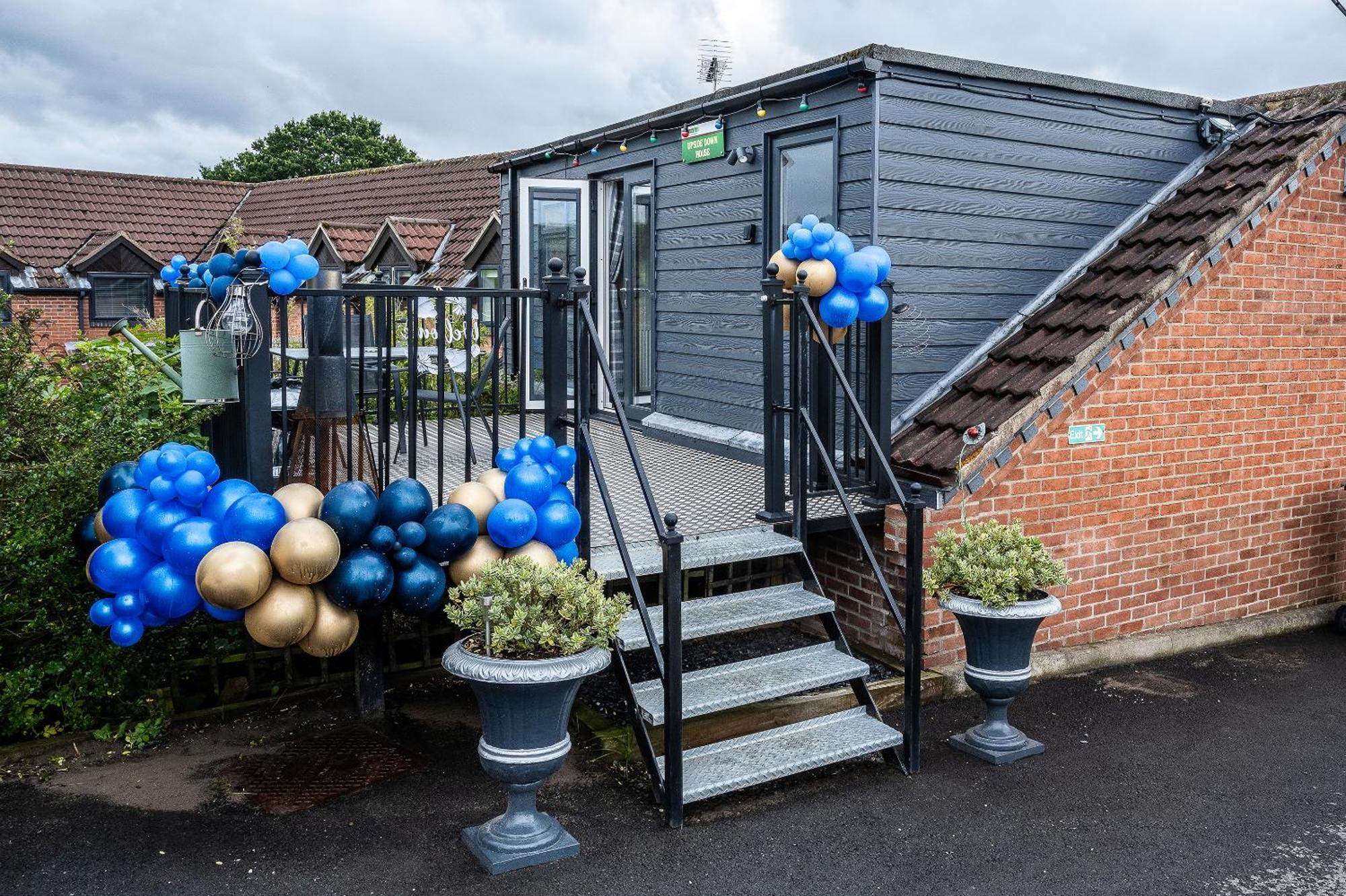 Upside Down House - Sleeps Up To 6 Guests - Great For Family And Friends Gatherings,Corporate Events ,Near Sherwood Forest At Fairview Farm In Nottingham Set In 88 Acres Eksteriør bilde