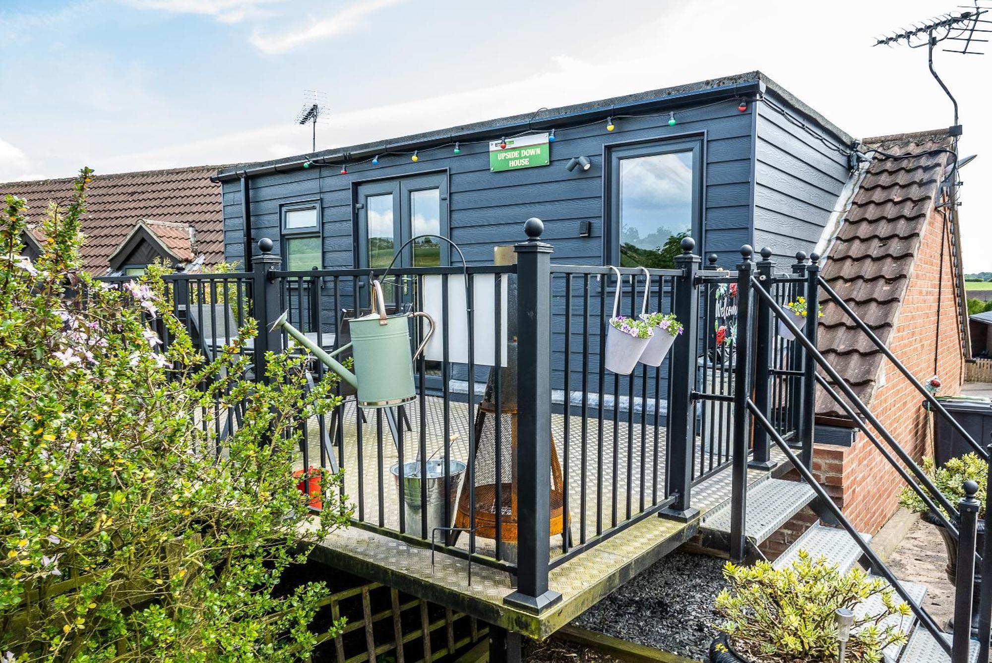 Upside Down House - Sleeps Up To 6 Guests - Great For Family And Friends Gatherings,Corporate Events ,Near Sherwood Forest At Fairview Farm In Nottingham Set In 88 Acres Eksteriør bilde