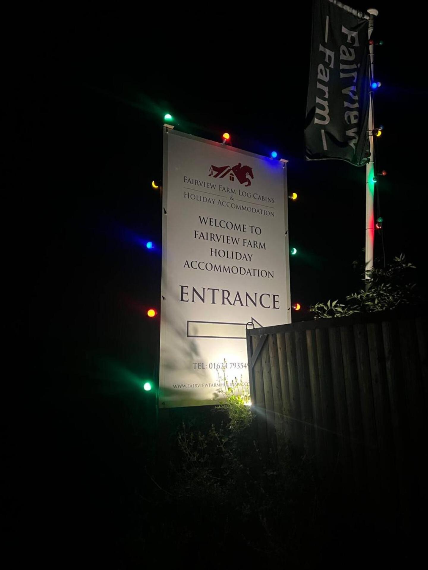 Upside Down House - Sleeps Up To 6 Guests - Great For Family And Friends Gatherings,Corporate Events ,Near Sherwood Forest At Fairview Farm In Nottingham Set In 88 Acres Eksteriør bilde