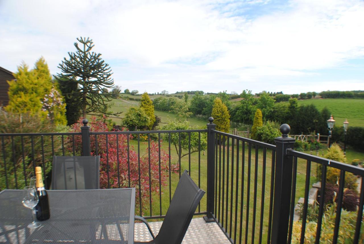 Upside Down House - Sleeps Up To 6 Guests - Great For Family And Friends Gatherings,Corporate Events ,Near Sherwood Forest At Fairview Farm In Nottingham Set In 88 Acres Eksteriør bilde